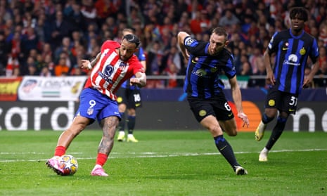 Atletico Madrid's Memphis Depay scores their second goal and put their Champions League last 16 tie against Inter back on level terms.