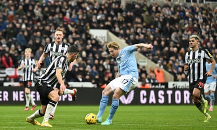Kevin De Bruyne equalises for Manchester City.