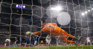 Wolfsburg goalkeeper Diego Benaglio can't save Ronaldo's free-kick.