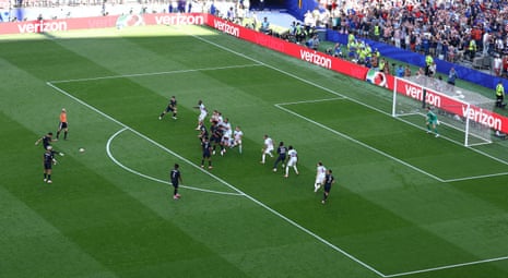 Malik Tillman equalises for USA!