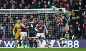 Jonny Evans se levanta para dirigirse al tercer gol de Leicester City en la victoria por  4-1 sobre Aston Villa en Villa Park.