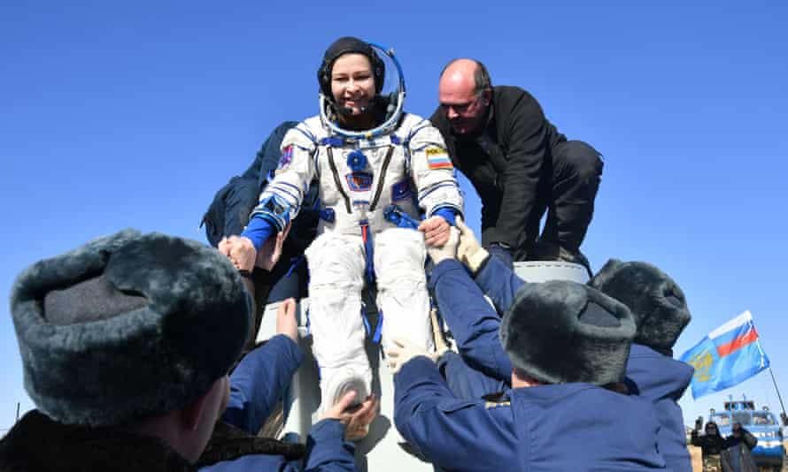 Yulia Peresild est aidée à débarquer après l'atterrissage de la capsule spatiale russe Soyouz MS-18 au Kazakhstan