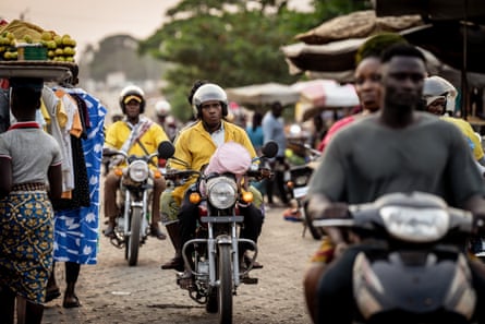 Les motos-taxis sont un moyen de transport populaire et bon marché en Afrique de l'Ouest - il y a plus de 250 000 chauffeurs de moto-taxis rien qu'au Bénin.