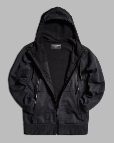 Ignifuge et coupe-vent… le sweat à capuche 100 Year, porté par Bear Grylls.