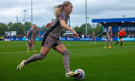Matilda Vinberg dribbles with the ball during Tottenham’s fight back to draw 2-2 at Everton.