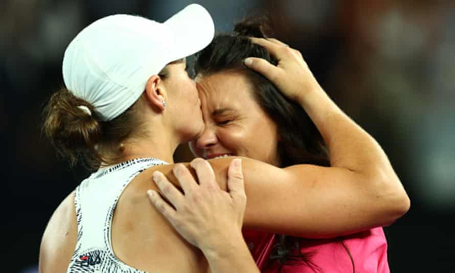 Barty kisses Casey Dellacqua after winning her Women’s Singles Final match.