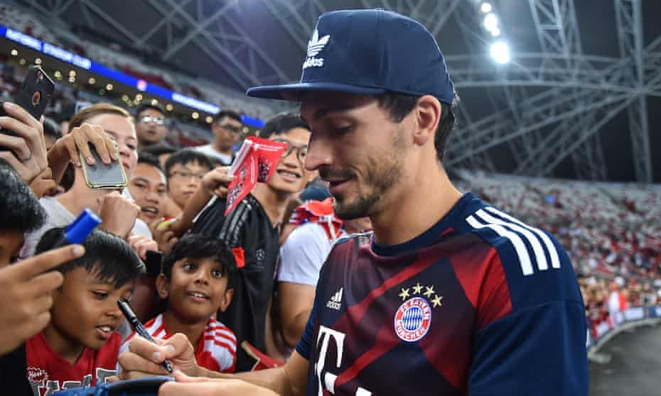 Mats Hummels signs autographs for fans during Bayern Munich’s pre-season tour to Singapore in July
