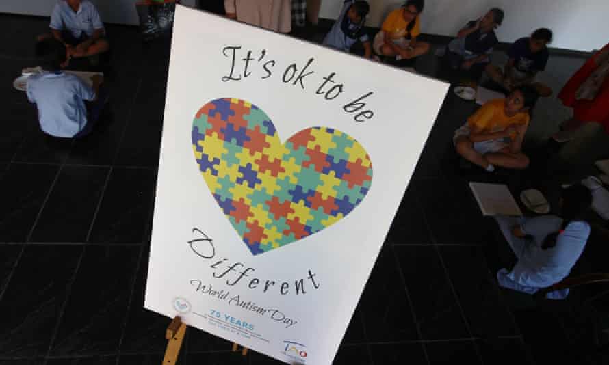 Des pièces de puzzle se réunissent pour former un cœur, avec le thème `` C'est OK d'être différent '', sur une affiche pour la Journée mondiale de l'autisme