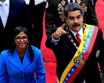 Delcy Rodríguez and Nicolás Maduro on a red carpet