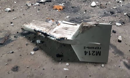 Se dice que una fotografía publicada por el ejército ucraniano muestra los restos de un dron iraní Shahed derribado cerca de Kupiansk, Ucrania.