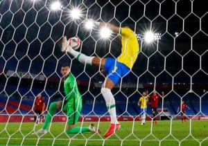 Diego Carlos aus Brasilien klärt den Ball im Fußball-Goldmedaillenspiel der Männer, das Brasilien mit 2:1 gewann.