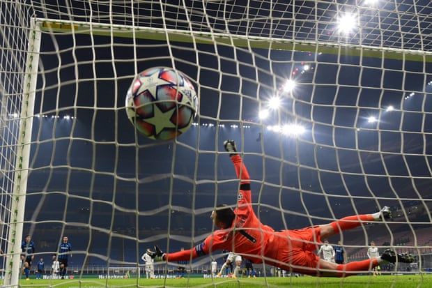 Eden Hazard fires his penalty beyond Samir Handanovic.