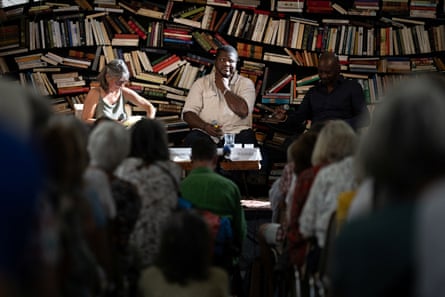 Orélien sits in front of an audience.