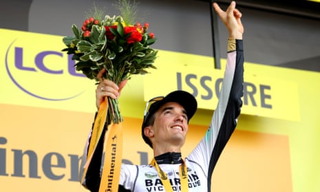 Pello Bilbao points to the sky as he stands atop the podium in Issoire