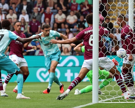 Max Kilman of West Ham United scores from close range to put his team 1-0 ahead.