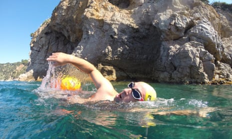 A Vies Braves swimming course around the Costa Brava coastline. Swimmers wear bright yellow caps for extra visibility.