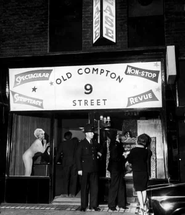 Un club de striptease à Old Compton Street, Londres, août 1964
