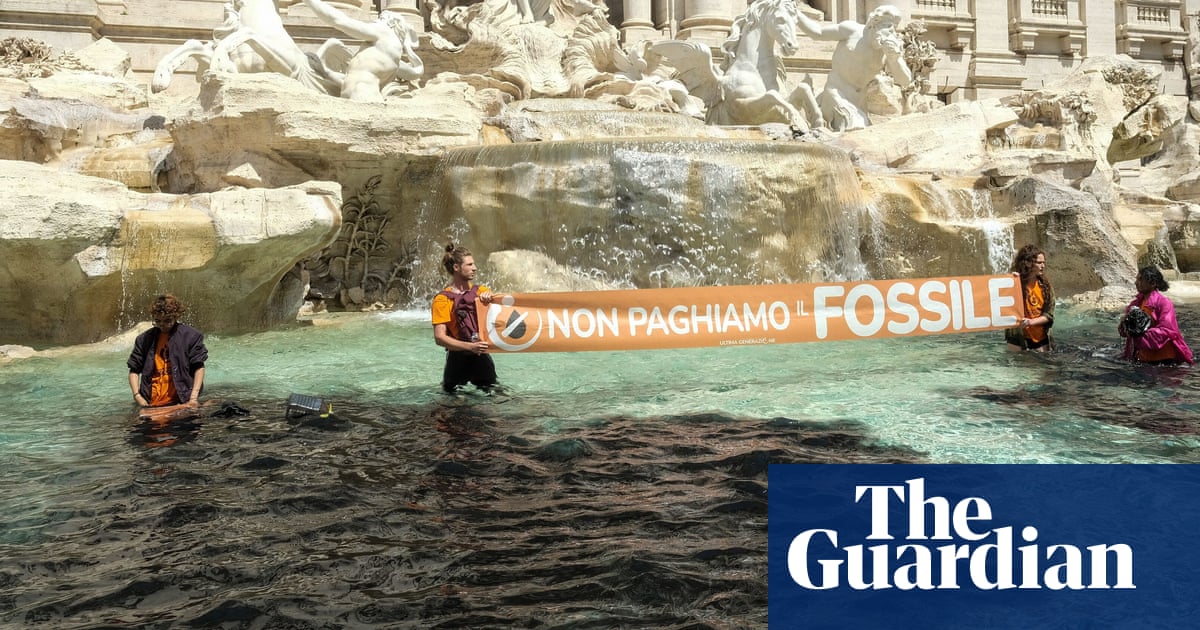 Rome climate protesters turn Trevi fountain water black
