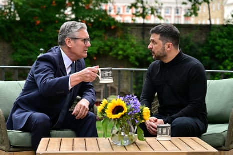 Keir Starmer hosts Volodymyr Zelenskyy at Downing Street – UK politics live | Politics 2 Keir Starmer (left) and Ukrainian president Volodymyr Zelenskyy in the garden of Number 10 Downing Street on Thursday.