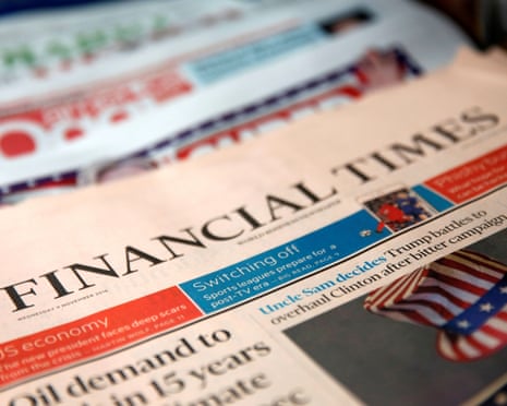 Moderno spazio di lavoro open office con giornalisti presso scrivanie che lavorano