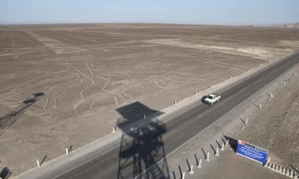 Panamerická dálnice protíná linie Nazca, které se nacházejí asi 450 km jižně od Limy, hlavního města Peru.