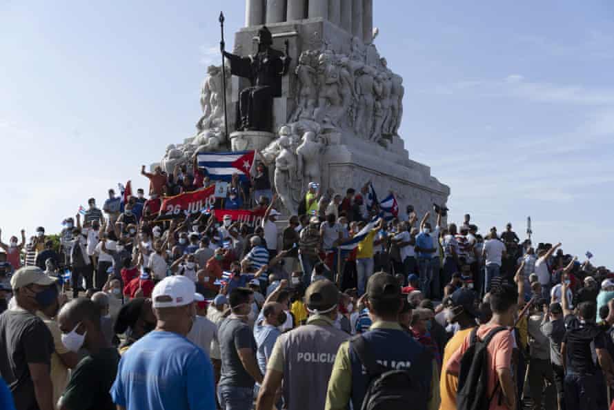 I manifestanti anti-governativi si radunano domenica al Maximo Gomez Memorial all'Avana.