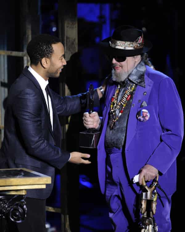 Dr. John erhält seine Trophäe von John Legend bei der Einführungszeremonie der Rock and Roll Hall of Fame in New York im Jahr 2011.