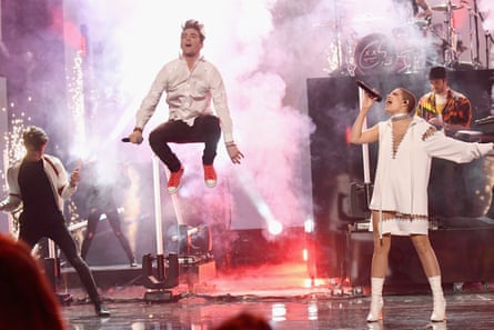The Chainsmokers and Halsey perform at the 2016 American Music Awards.
