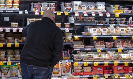 Mężczyzna robi zakupy w Coles.