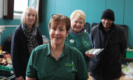 Gill Bates dan beberapa sukarelawannya di Erith Food Bank di Kent