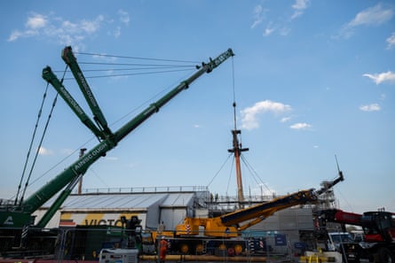 The crane lifting the mast