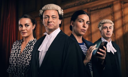 De gauche à droite : Chanel Cresswell comme Coleen Rooney, Michael Sheen comme David Sherborne QC, Tena comme Rebekah Vardy et Simon Coury comme Hugh Tomlinson QC dans Vardy V Rooney : A Courtroom Drama.
