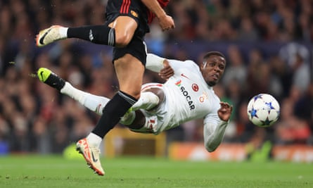 Wilfried Zaha equalises for Galatasaray at Manchester United