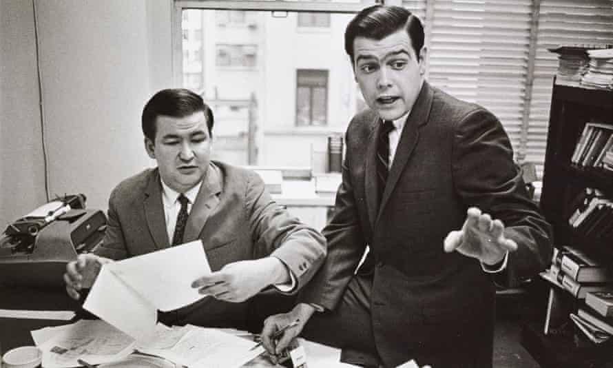 Pat J Buchanan, izquierda, y Dwight Chapin en 1968.