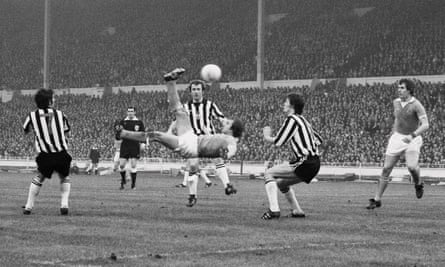 Dennis Tueart marque le but gagnant pour Manchester City lors de la finale de la Coupe de la Ligue 1976 avec un coup de pied spectaculaire.