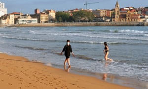 Coronavirus live news: US bars travel from Brazil as British PM’s adviser reported to police over lockdown breach 2 Two women enjoy San Lorenzo beach in Gijon, Asturias, northern Spain
