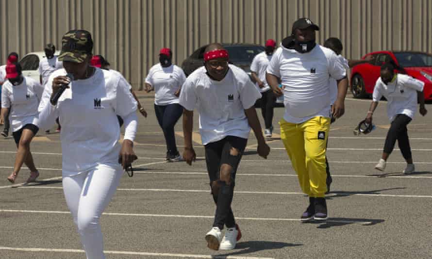 Artis, Master KG dan penyanyi Nomcebo Zikode, kiri, bernyanyi dan menari ke Jerusalema di Johannesburg, September 2020