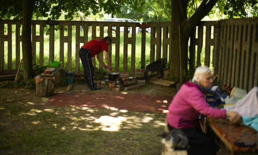 Russia-Ukraine war live: Moscow to halt gas supplies to Netherlands; US will not supply long-range rocket systems to Kyiv 2 A family cooks outdoors due to lack of electricity and gas next to a residential building heavily damaged in a Russian bombing in Bakhmut, eastern Ukraine, Monday, May 30, 2022.