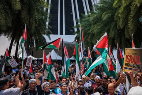 Μαλαισιανοί μουσουλμάνοι ακτιβιστές και Παλαιστίνιοι υπήκοοι συγκεντρώνονται για να εκφράσουν την αλληλεγγύη τους στον λαό της Παλαιστίνης καθώς κάνουν πορεία προς την Πρεσβεία των ΗΠΑ μετά την προσευχή της Παρασκευής στις 13 Οκτωβρίου 2023 στην Κουάλα Λουμπούρ της Μαλαισίας.