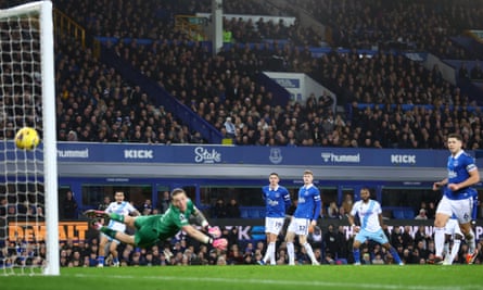 Jordan Ayew’s shot beats Jordan Pickford to give Crystal Palace the lead