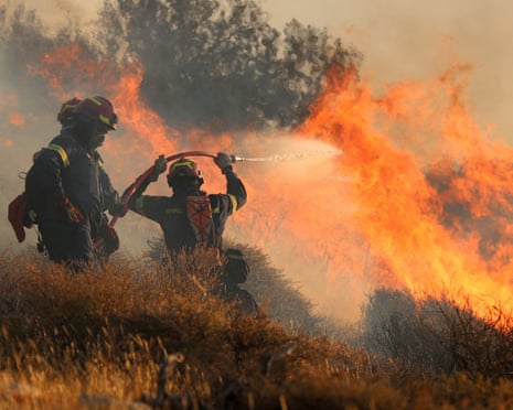 Os bombeiros tentam extinguir um incêndio perto de Ierapetra, na ilha de Creta, na Grécia.