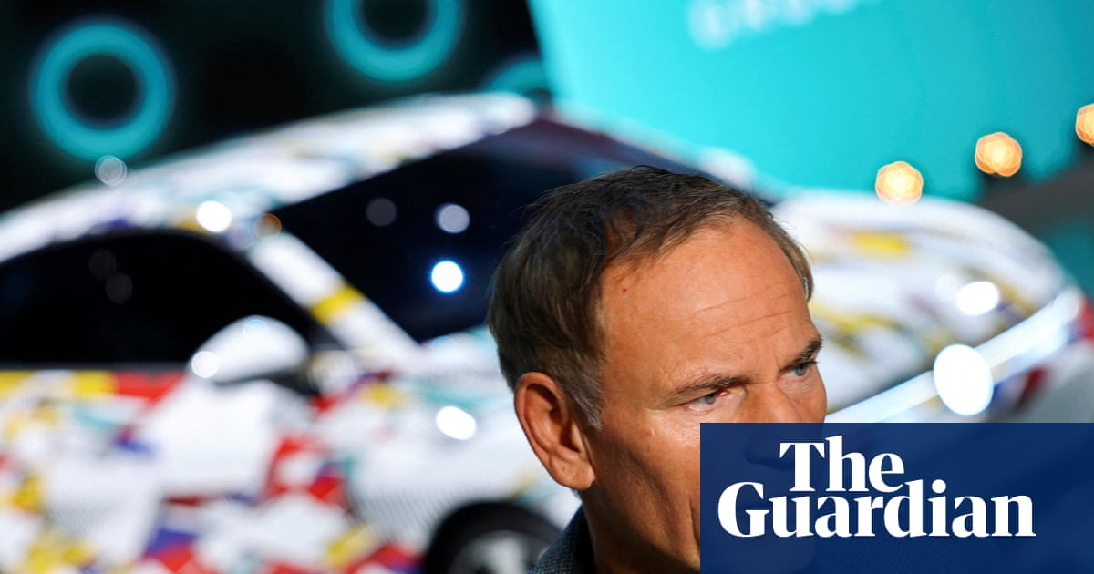 VW workers boo boss as he urges them to ‘pull together’ amid job cuts
