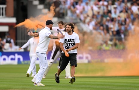 Ben Stokes dari Inggris berusaha menghentikan a "Hentikan saja Minyak" pemrotes.