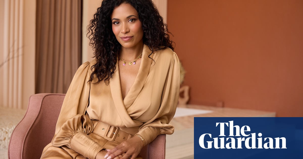 “Título en español: ‘Él me preguntó si quería conocer a un príncipe’: cómo Lisa Phillips sobrevivió al adoctrinamiento y abuso de Jeffrey Epstein | Podcasts” “Título en español: ‘Él me preguntó si quería conocer a un príncipe’: cómo Lisa Phillips sobrevivió al adoctrinamiento y abuso de Jeffrey Epstein | Podcasts”