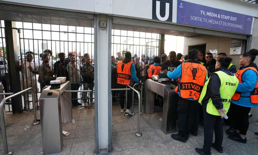 Des supporters attendent devant les portes pour entrer dans le stade pour la finale de la Ligue des champions.