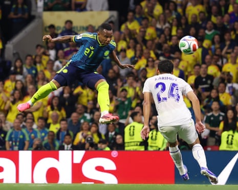Leandro Campaz scores a header.