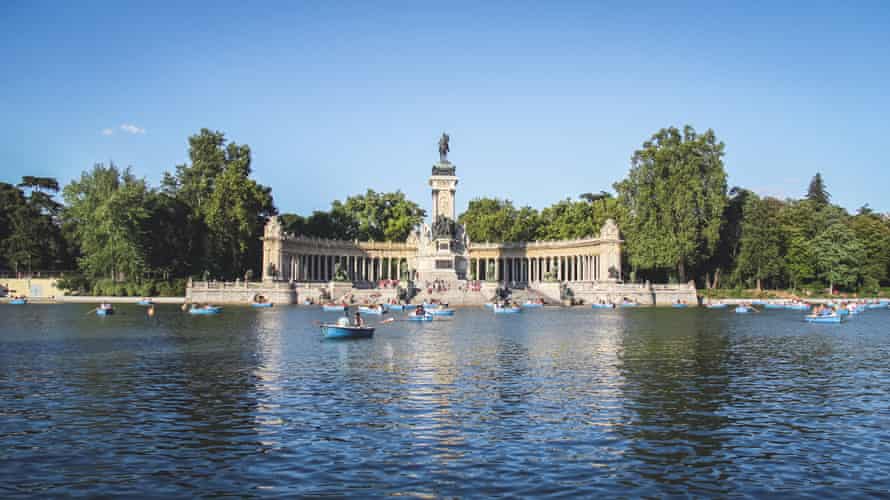 Parque del lago del Retiro en el Parque del Buen Retiro con un monumento al rey Alonso XII en un día soleado de verano en Madrid