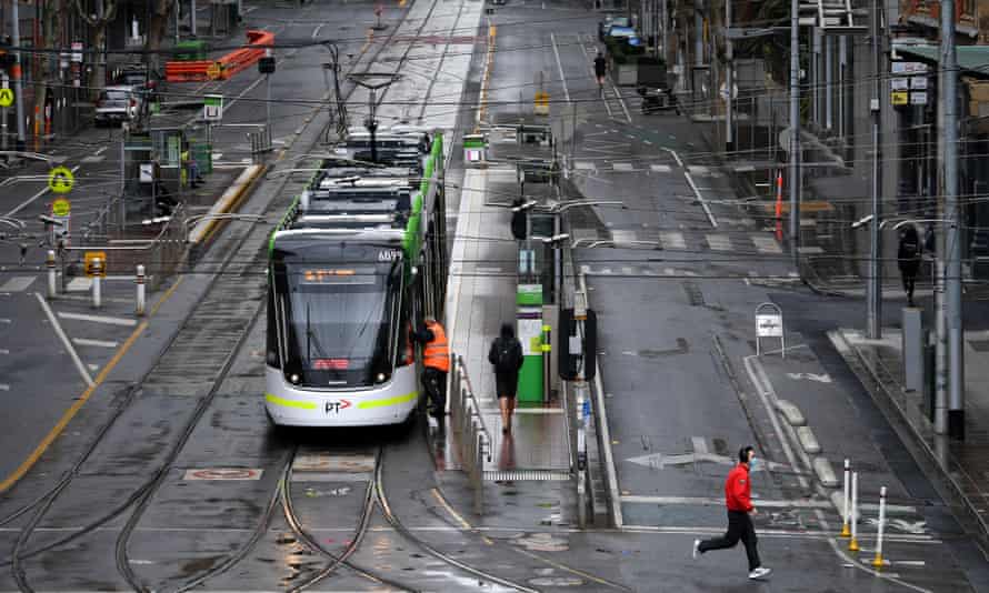 Le persone indossano maschere per il viso a Melbourne domenica mentre Victoria ha registrato 92 nuovi casi di Covid-19.