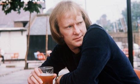 Dennis Waterman outside with a pint of beer in 1975