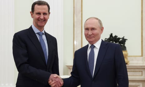 Suriye Devlet Başkanı Beşşar Esad ile Rusya Devlet Başkanı Vladimir Putin, Temmuz 2024'te Moskova'da yaptıkları görüşmede el sıkışıyor.